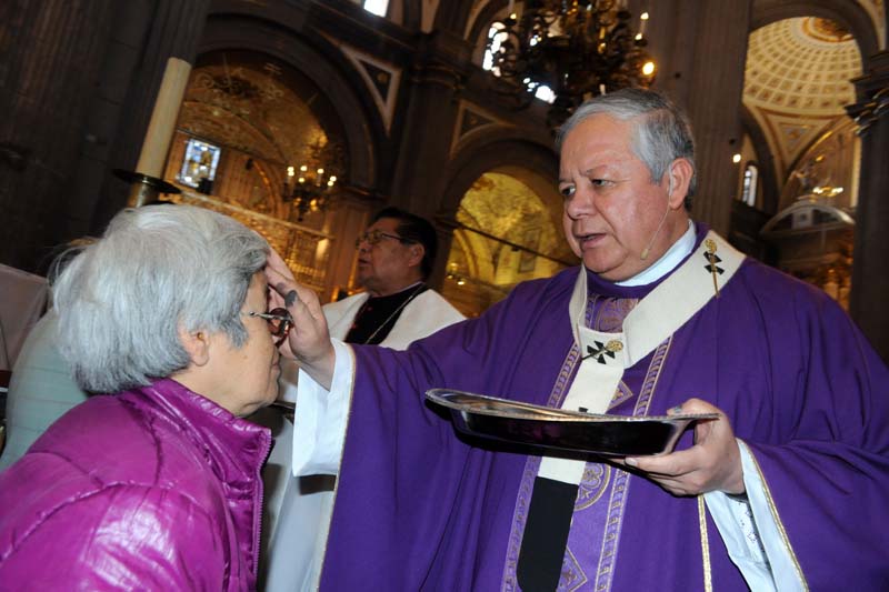 El Arzobispo Víctor Sánchez Espinosa colocó la ceniza a los fieles que acudieron a Catedral.