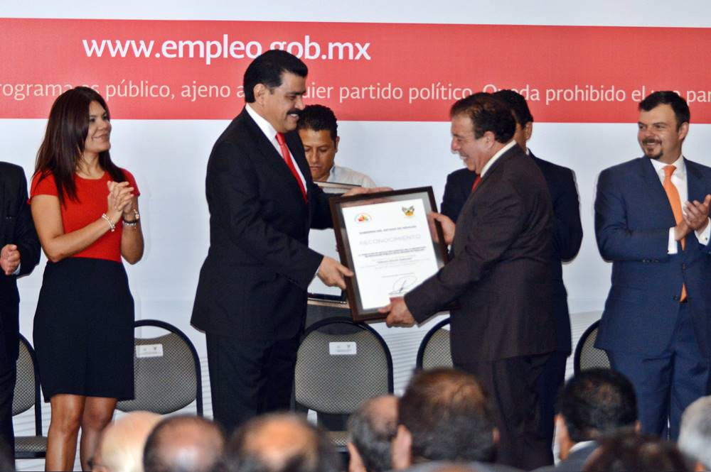 Entrega del reconocimiento. 