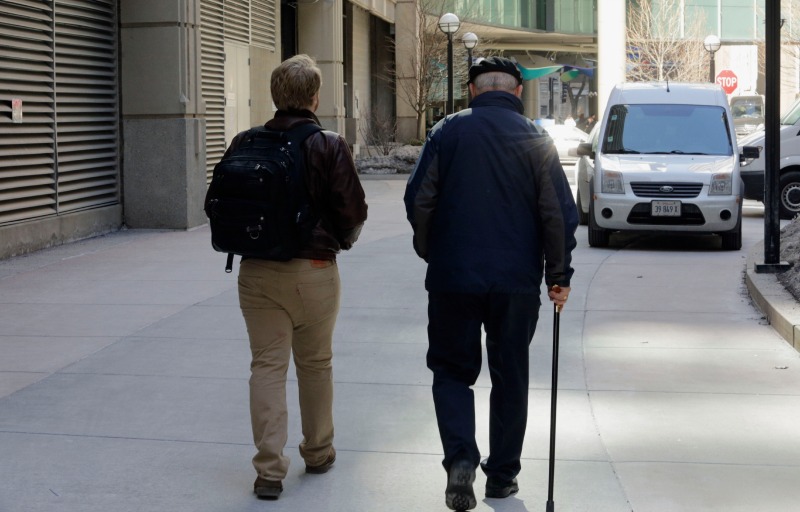 El estudiante de medicina Jared Worthington y Dan Winship, médico, profesor y con el mal de Alzheimer; ambos son parte del programa 'compadres'.