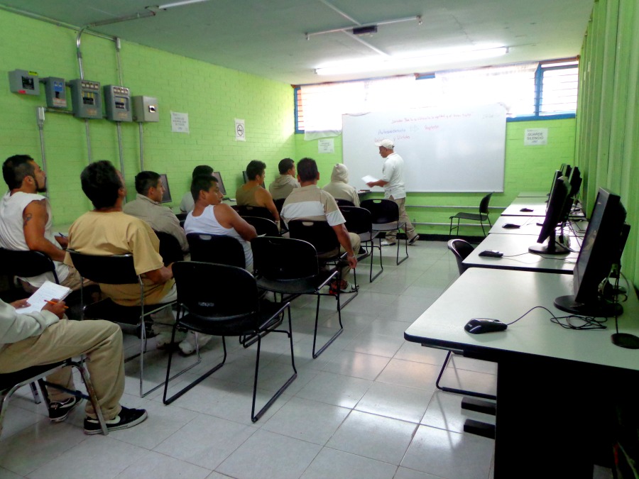 Licenciaturas en la prisión; 12 internos harán examen profesional