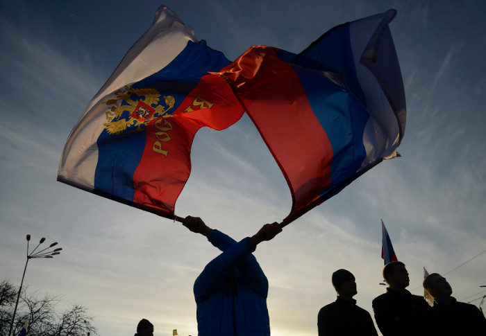 Manifestantes pro-rusos participan en un mitin en la localidad de Crimea Eupatoria. Rusia rechazó las demandas occidentales a retirar sus fuerzasde es
