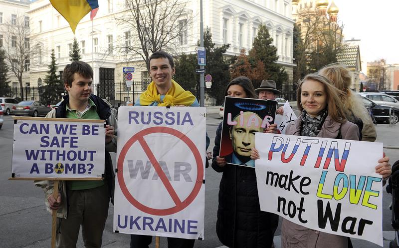 Manifestantes protestan hoy contra la presencia de tropas rusas en Ucrania frente a la embajada de Rusia, en Viena, Austria 