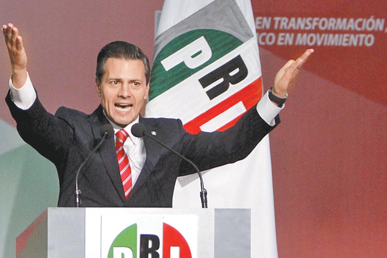 El Presidente mostró orgulloso el pin que le dio César Camacho.