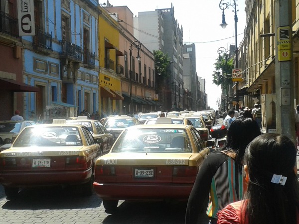 Taxistas bloquean entradas de ALDF