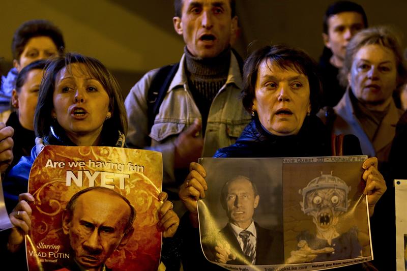 Ucranianos protestan contra la presencia militar de Rusia en Ucrania hoy en las afueras de la embajada rusa en Lisboa, Portugal 