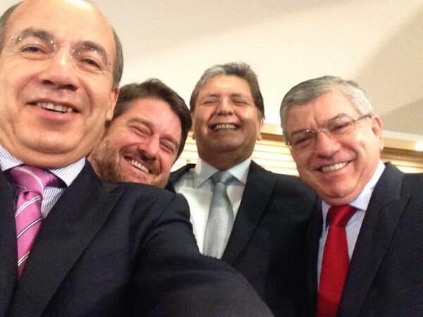 Calderón le entra a moda de ‘selfies’