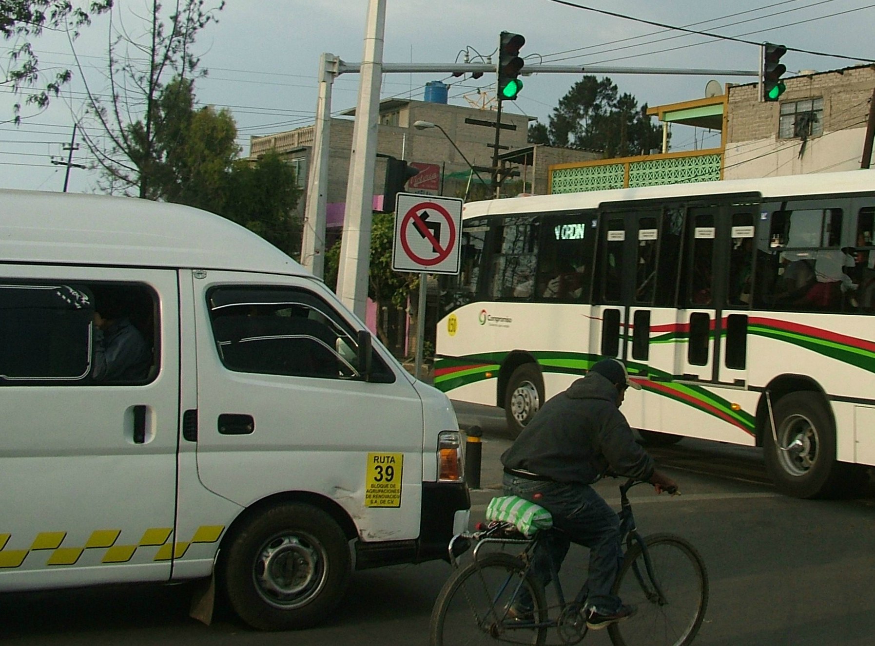 Calles y tráfico en el municipio de Nezahualcóyotl.
