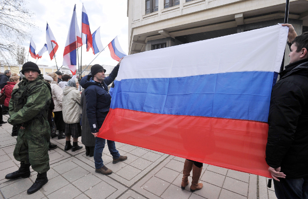 El Consejo Supremo de Crimea decidió por unanimidad efectuar un referéndum para integrarse a Rusia. Afuera del Parlamento cientos de personas se manif