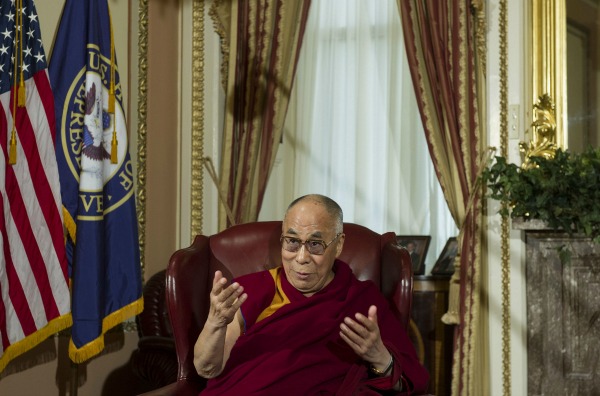 El Dalai Lama habla durante una reunión en el Capitolio en Washington. 