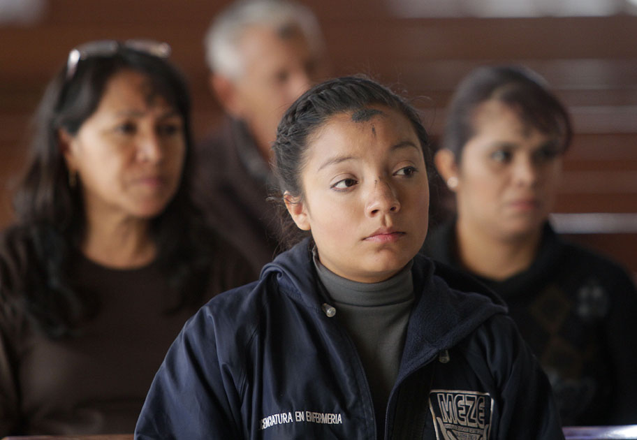 Los jóvenes también acudieron a tomar ceniza. 