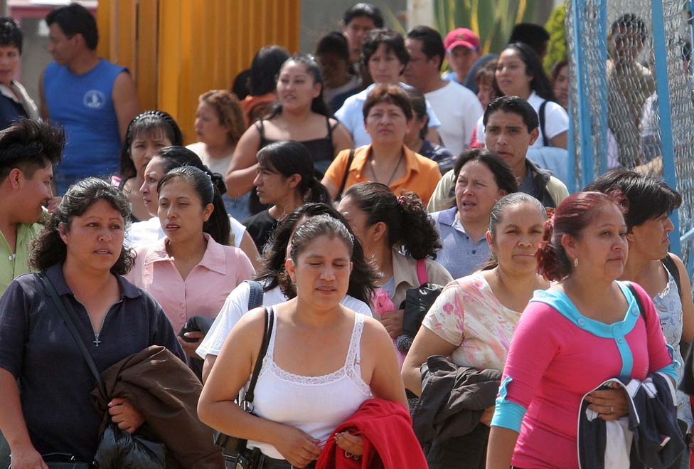 Obreras al salir de una fábrica.