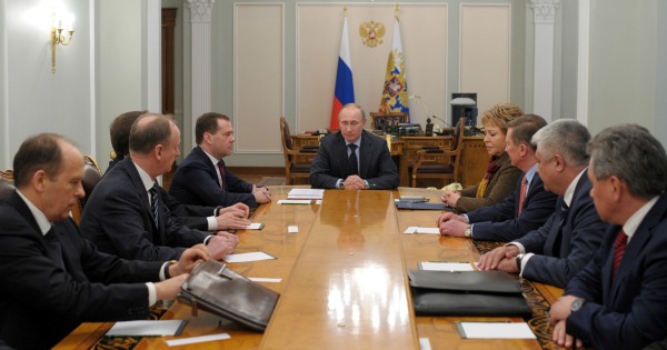 El presidente ruso Vladimir Putin preside una reunión de información con los miembros permanentes del Consejo de Seguridad de Rusia, en la residencia 