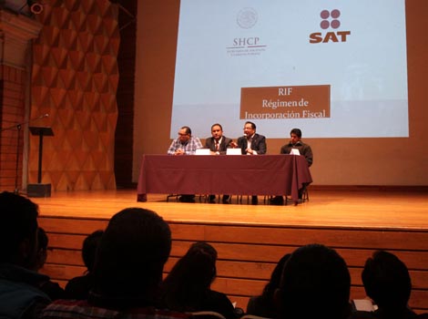 El titular del SAT en Hidalgo se reunió ayer con miembros de la Canaco.