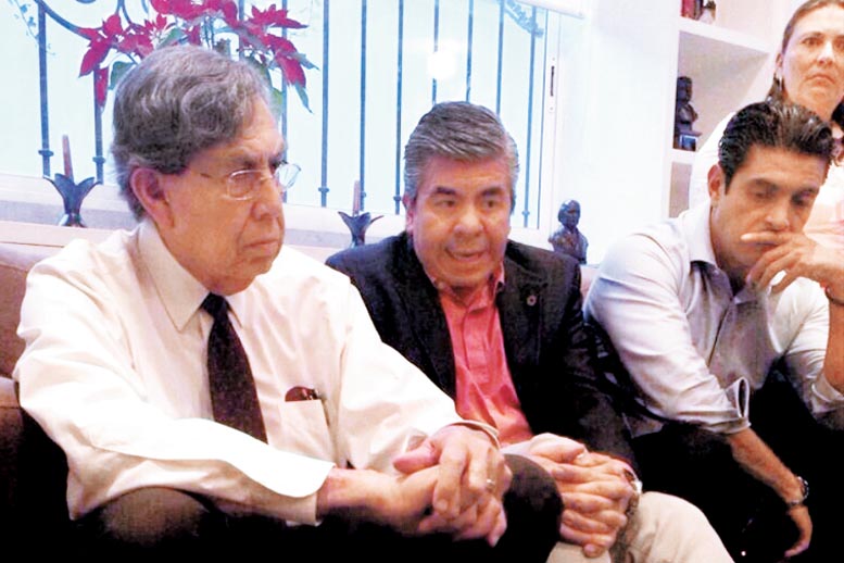 Varios militantes se reunieron en casa del ingeniero.