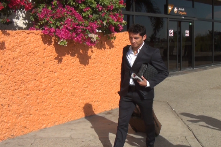 Ángel Reyna a su llegada al Aeropuerto Internacional de Guanajuato. 