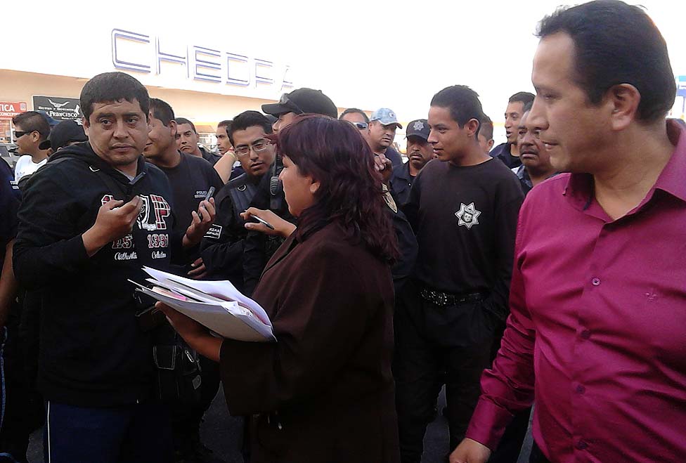 Los auxiliares se cansaron de esperar su pago y alzaron la voz.