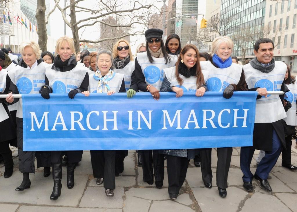 De izquierda a derecha, Cindy McCain, Trudy Styler,Ban Soon-Taek,Kim Cattrall, Naomi Campbell, Muna Rihani Al Nasser y Nassir Al-Nasser durante la mar