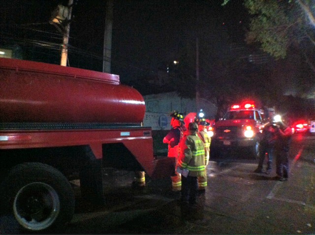Los bomberos tardaron aproximadamente una hora en apagar las llamas.
