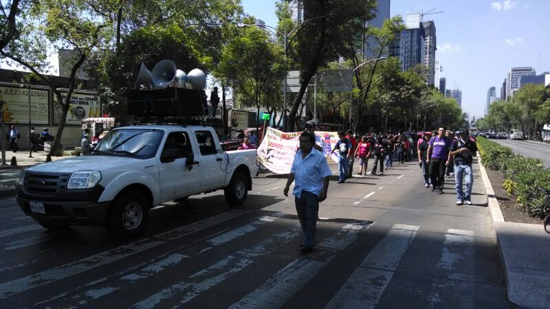 Marcha de la CNTE a las oficinas del ISSSTE.