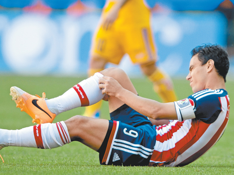 Omar Bravo, al momento de lesionarse ante Tigres