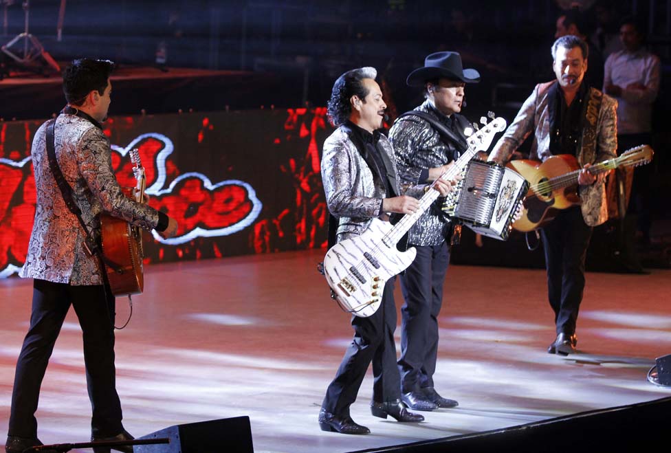Los Tigres del Norte en su presentación en el Complejo Cultural Universitario.