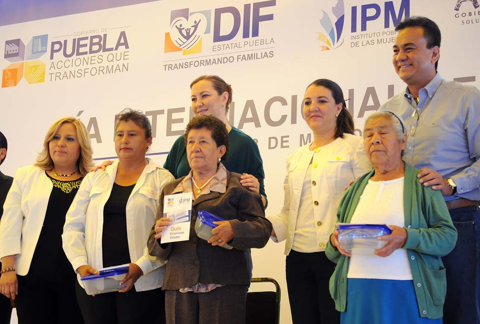 Celebra Martha Érika Alonso con mujeres en Amozoc.