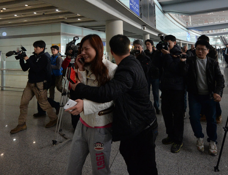 Familiares de los pasajeros del vuelo de Malaysia Airlines enperan noticias en el aeropuerto de Beijing.