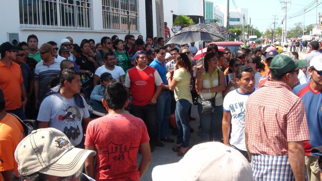 Plantón de empleados de Oceanografía en el muelle pesquero industrial en Ciudad del Carmen