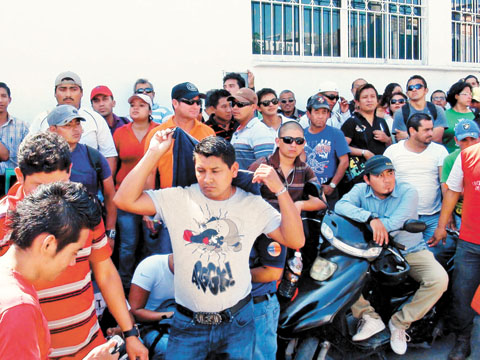 O Los empleados de la empresa en Campeche advirtieron que el bloqueo seguirá hasta el martes. 