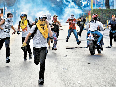 Grupos de jóvenes se enfrentan a grupos policiacos en la capital venezolana. 