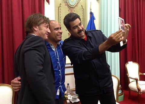 Los reunidos aprovecharon para tomarse una 'selfie'.