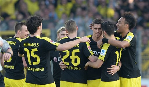  Mats Hummels, Marcel Schmelzer, Lukasz Piszczek, Sebastian Kehl, Nuri Sahin y Pierre-Emerick celebran el gol 