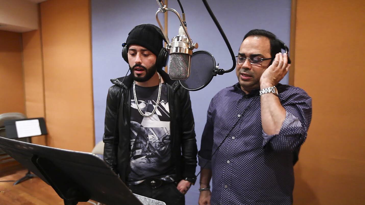 Yandel y Gilberto Santa Rosa compartieron el estudio de grabación para interpretar el tema "En la oscuridad". 