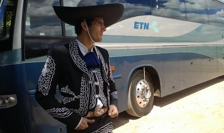 Aldo De Nigris, con el traje de Charro