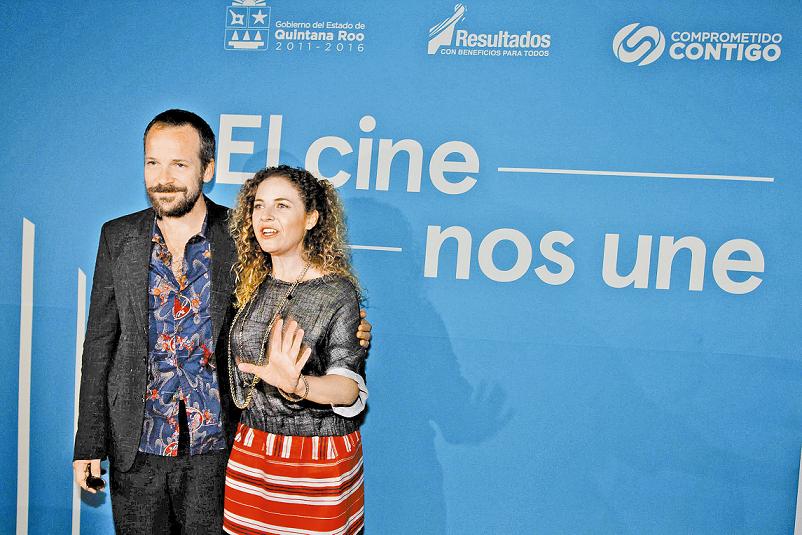 El actor junto a la directora del festival, Paula Chaurand.