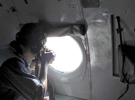 Equipos de nueve nacionalidades participan en la búsqueda del avión.