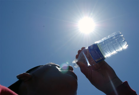 Especialistas recomiendan no exponerse al sol de las 12 a las 16 horas. 