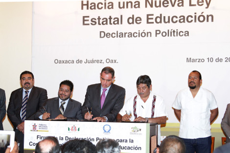 El gobernador de Oaxaca, Gabino Cué con los integrantes de la CNTE.
