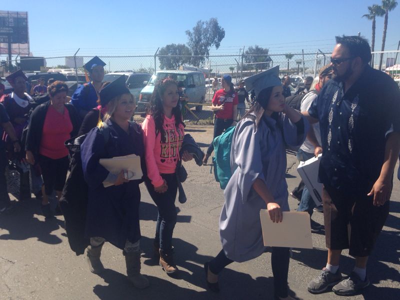 Llegan 'dreamers' a garita de Otay