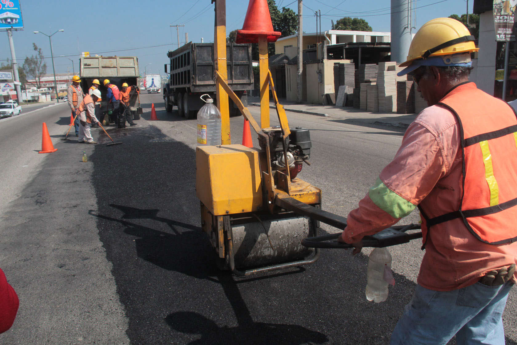 Las lluvias y el desgaste del material provocan daños en el asfalto de las calles en la zona sur.