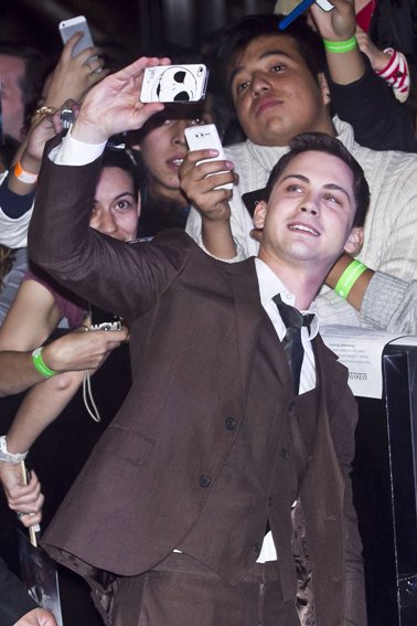 Logan Lerman se tomó "selfies".