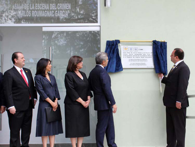 Mancera durante la entrega de las aulas para capacitar policías en sistema penal acusatorio