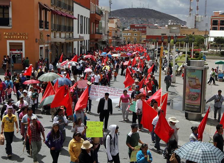 Manifestantes marcharon hacia Plaza Juárez.