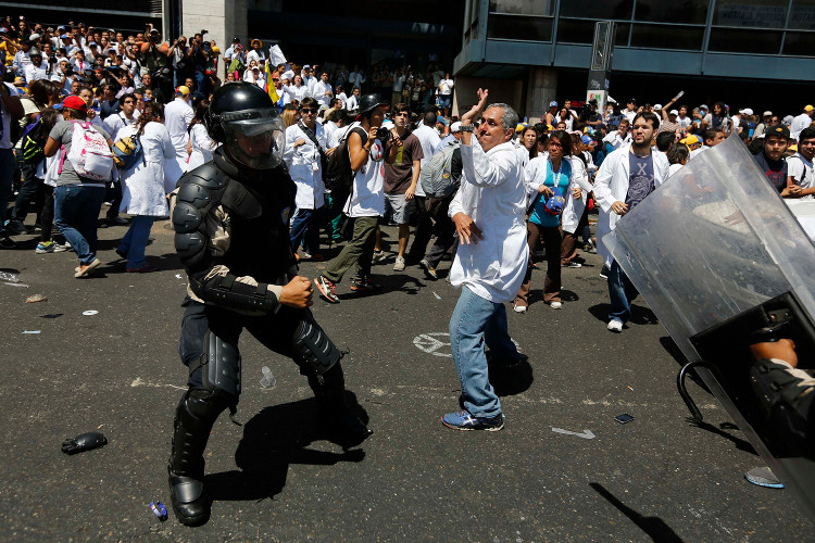 Los médicos opositores tuvieron forcejearon con la policía cuando ésta les impidipo el avance a la sede de la vicepresidencia.