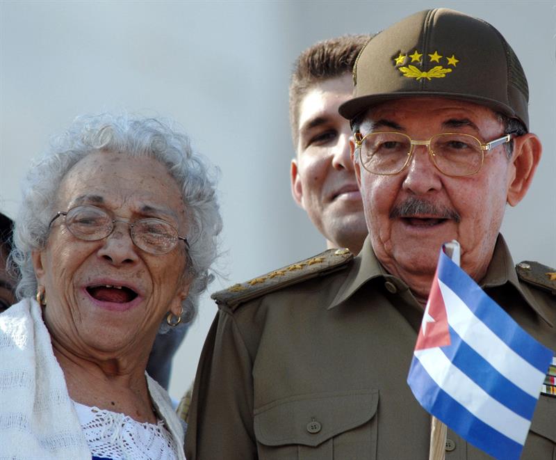  Melba Hernández (i) junto a Raúl Castro, durante un desfile en la Plaza de la Revolución de La Habana el 2 de diciembre de 2006