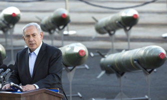 El primer ministro israelí, Benjamin Netanyahu, habla  a la prensa en el puerto de Eilat, ante misiles confiscados al barco iraní