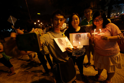 Varias personas se reunieron para orar por los pasajeros del Malaysia Airlines MH 370 desaparecido el pasado sábado.
