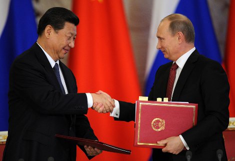 El presidente de China, Xi Jinping (i), durante un encuentro con su par ruso, Vladimir Putin (d), en Moscú