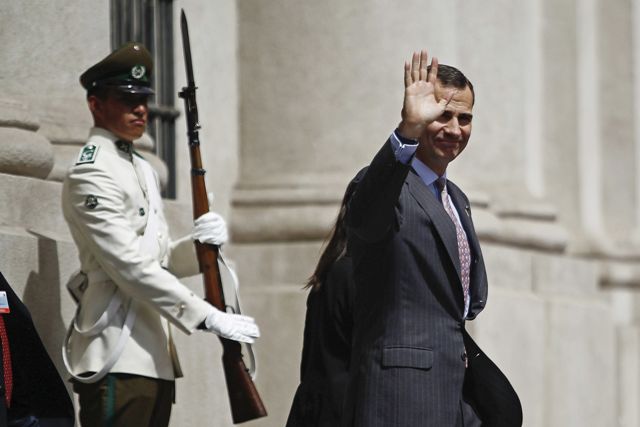 El príncipe de Asturias Felipe de Borbón saluda a su salida del Palacio de La Moneda, en Santiago de Chile, tras reunirse con el presidente de la Repú