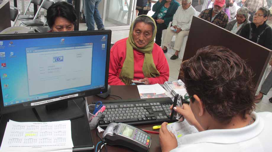 Para el trámite de supervivencia los requisitos son la credencial de elector y la tarjeta de banco; quienes quieran darse de alta al programa de “65 y